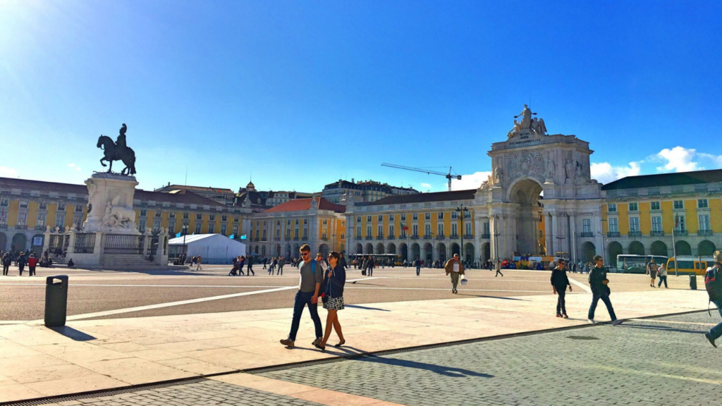 Người dân Bồ Đào Nha tận hưởng ánh nắng ấm áp tại một quảng trường ở Lisbon