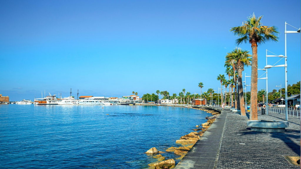 Bầu trời trong xanh tại Paphos, Cộng hòa Síp, lý tưởng cho các hoạt động ngoài trời