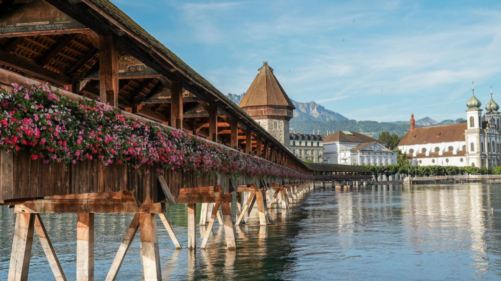 Khung cảnh thành phố Lucerne với Cầu Chapel nổi tiếng bắc qua hồ