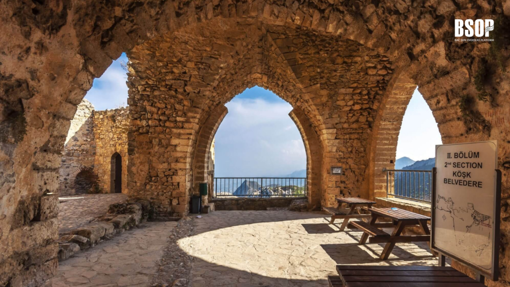 Lâu đài St. Hilarion ở phía bắc Síp, một điểm du lịch nổi tiếng với kiến trúc thời Trung cổ ấn tượng