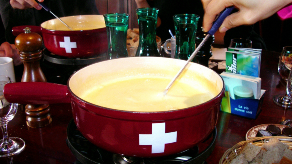 Món fondue truyền thống của Thụy Sĩ với phô mai nóng chảy và bánh mì
