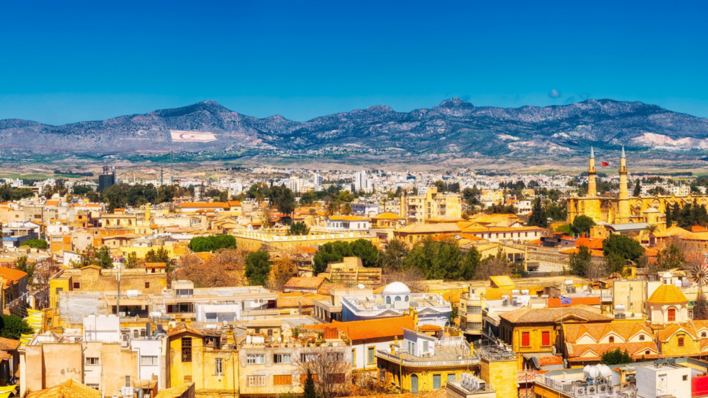 Panorama của Nicosia, thủ đô của Cyprus, thể hiện sự phát triển hiện đại của Cộng hòa Síp